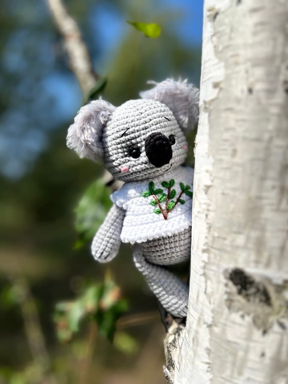Koala w koszulce wzór szydełkowy